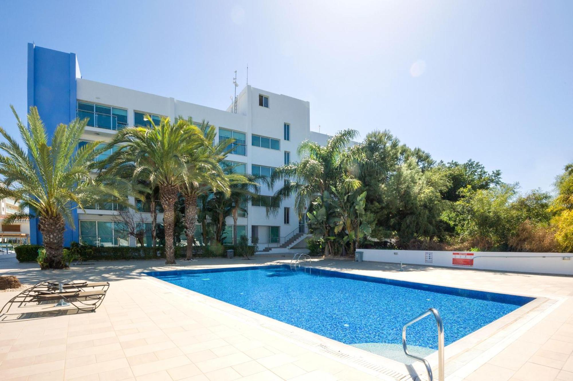 Lucile - Coralli Beachfront Apartment Paralimni Exterior foto